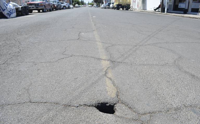 Hoyo en medio de la avenida